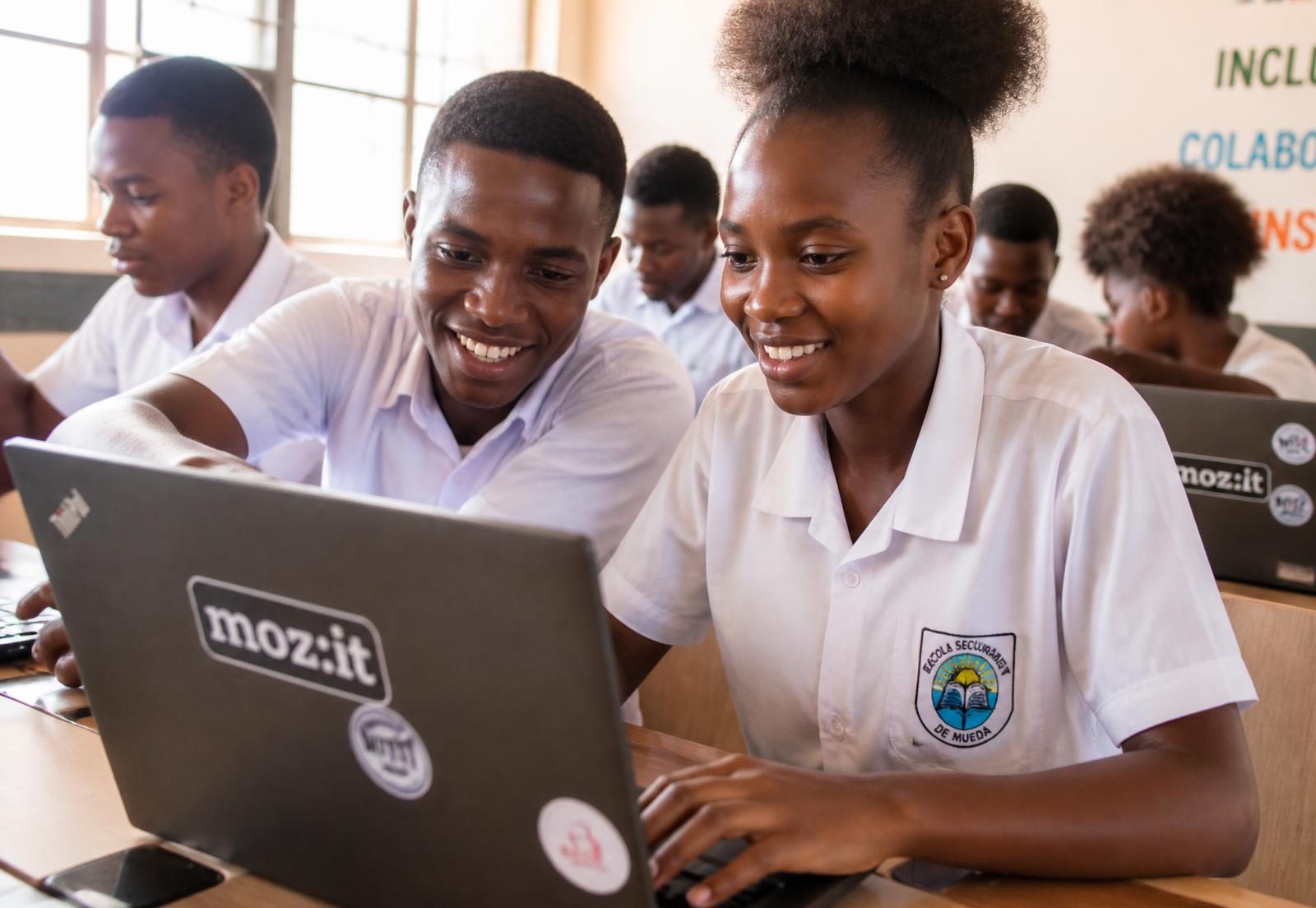 Estudantes moçambicanos a programar em laptops no laboratório do Instituto Nília